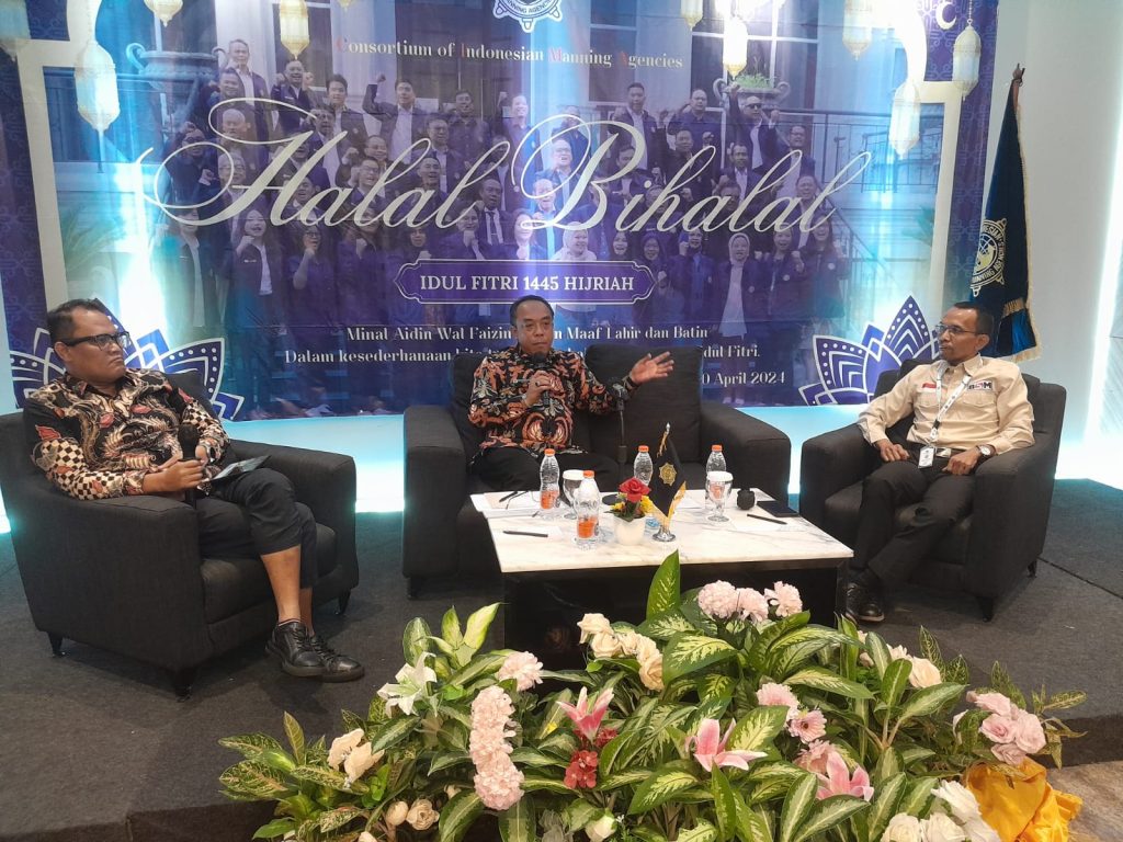 Ketum CIMA Dr (C) Gatot Cahyo Sudewo (tengah) sebagai narasumber bersama Capt. Akhmad Subaidi,M.Mar, AFNI (kanan) dengan moderator R. Adhimaskin Kusumawardhani SE, MM